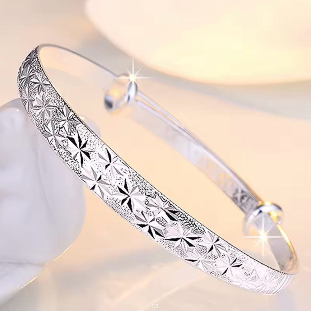 Elegant Silver Star Pattern Bangle